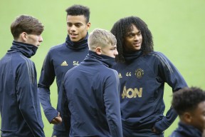 皇冠-包含法兰克福训练开放日,集结日刷新队史纪录引欢呼,英超在即,年轻球员得到机会的词条-皇冠