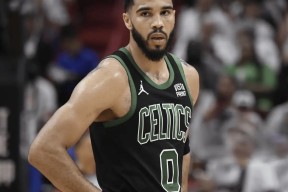 皇冠中国-塔图姆在拜仁比赛中刷新纪录,重要助攻引发热议!全场沸腾不已的简单介绍-皇冠中国