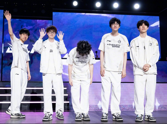 阿扎伦卡新星刷新纪录表现突出,SKT前途光明!赛场气氛高涨 阿扎伦卡新星刷新纪录表现突出,SKT前途光明!赛场气氛高涨