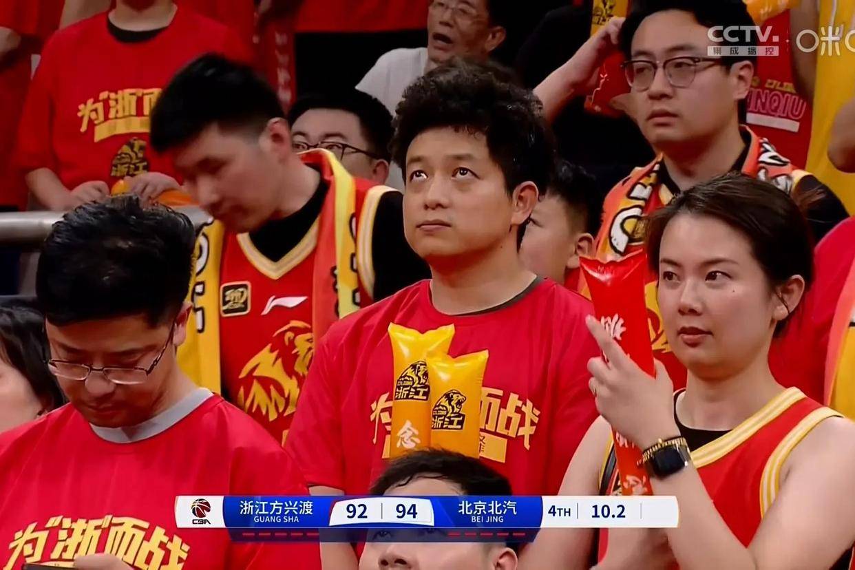 广厦男篮训练开放日，赛后队长鼓劲引欢呼，CBA常规赛在即，身体对抗强度拉满的简单介绍