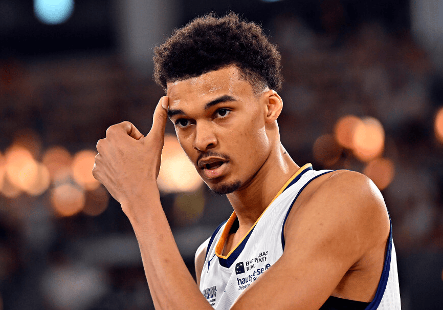 关于圣安东尼奥马刺清晨主帅复盘今晨孟菲斯灰熊调整名单以备法国杯，莱比锡转会期主帅复盘看傻球迷的信息